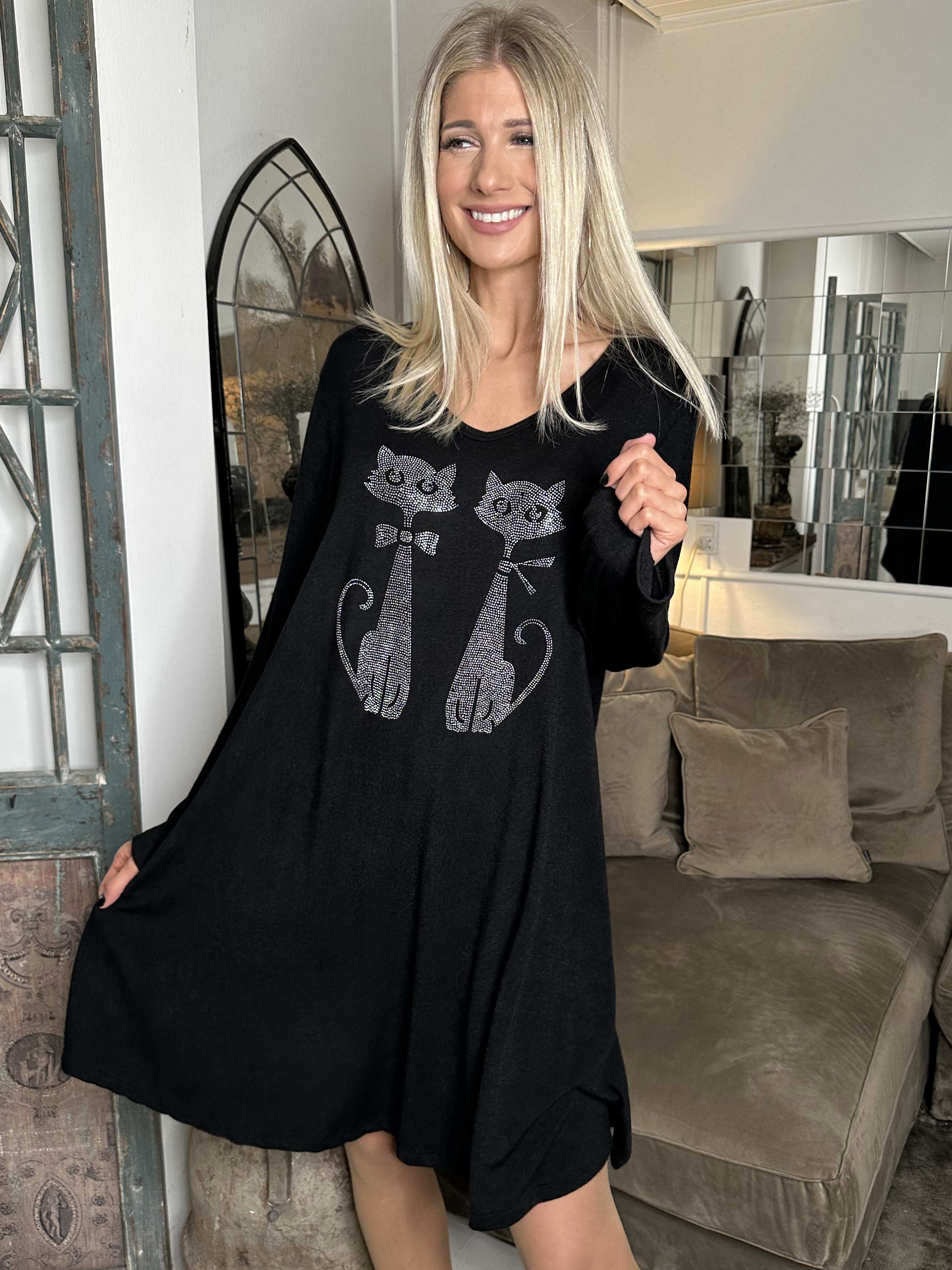 Talia - Blød kjole i viskose med kattemotiv af similisten